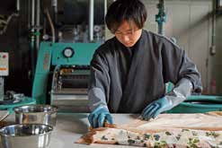 職人が着物の汚れを丁寧に落とす様子