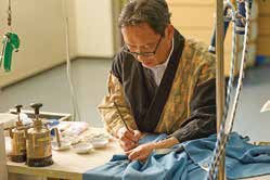 着物の色を細かく補正する職人の手元